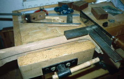 Nut für Zarge sägen (Spanischer Halsansatz)