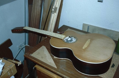 Abgeklebte Gitarre für Schellackpolitur