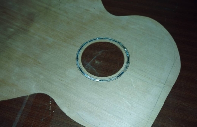 Schalloch mit fertig eingeleimter Einlage