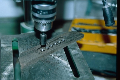 Bohren der Löcher für Saiten